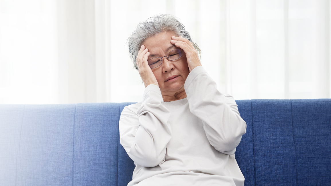 An elderly woman having a headache. It’s important to know how migraines and headaches differ